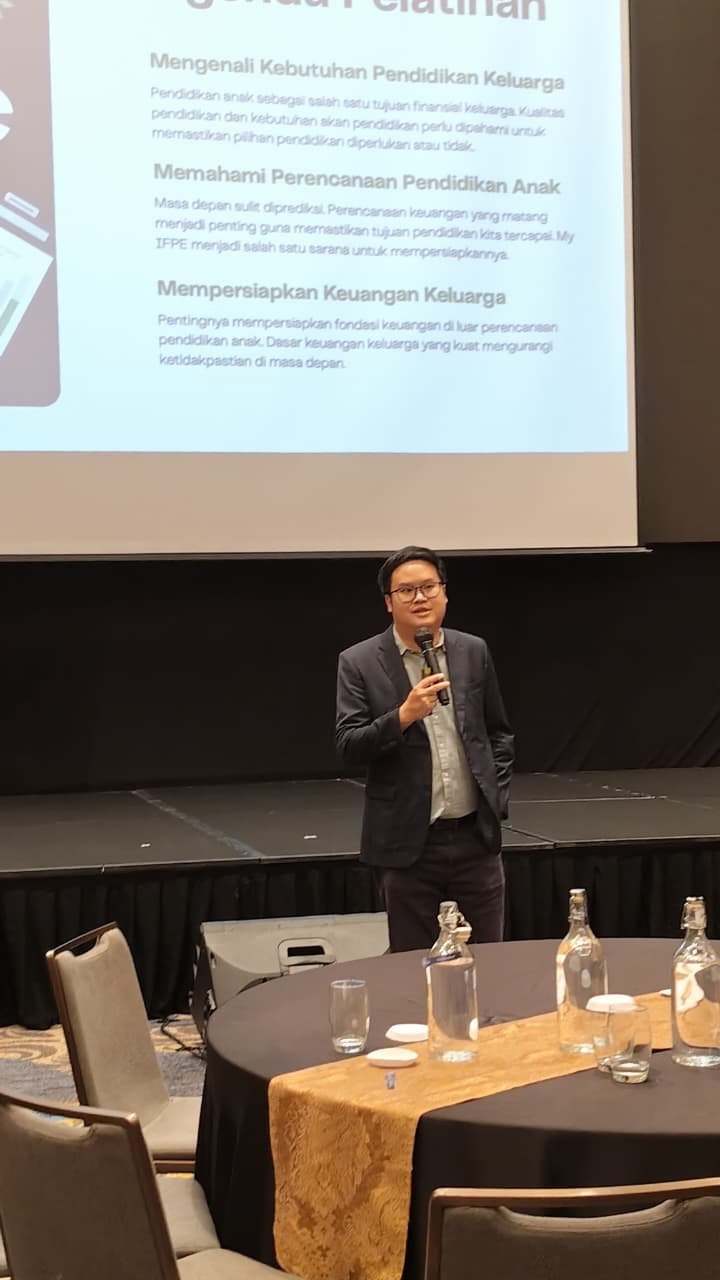 Joshua membawakan materi dalam seminar